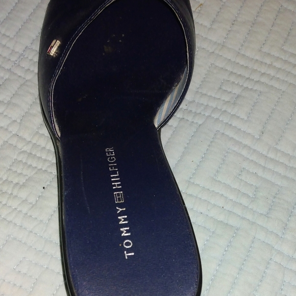 TOMMY HILFIGER NAVY SIZE 7 SANDAL - Picture 2 of 5
